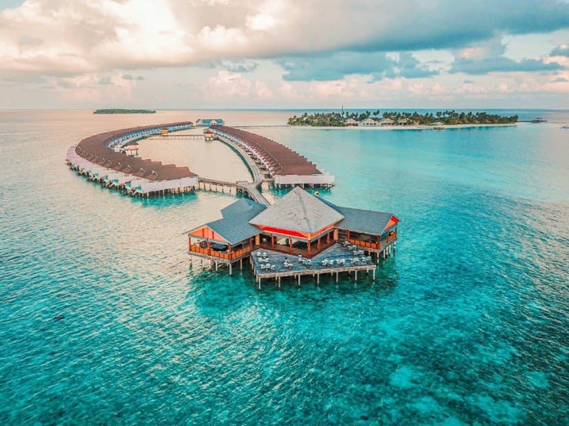 Villa sur pilotis aux Maldives au lever du soleil